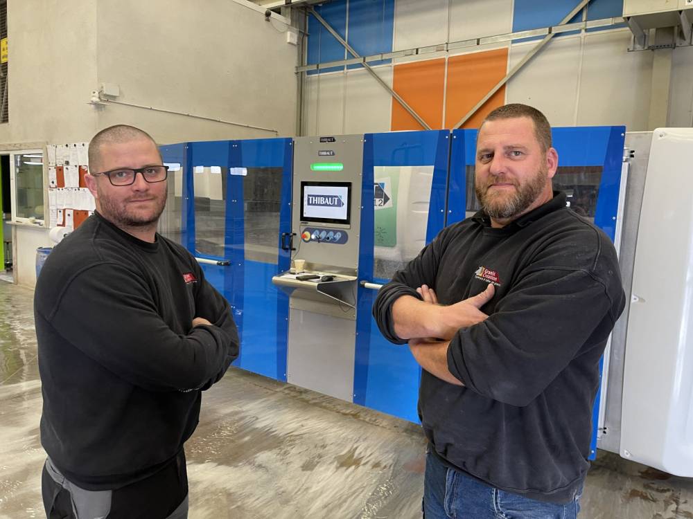 thomas-et-mathieu-peltre-(de-gauche-a-droite)-patrons-de-la-marbrerie-granit-creation-de-nebing-ont-recemment-dote-l-entreprise-de-machines-ultr