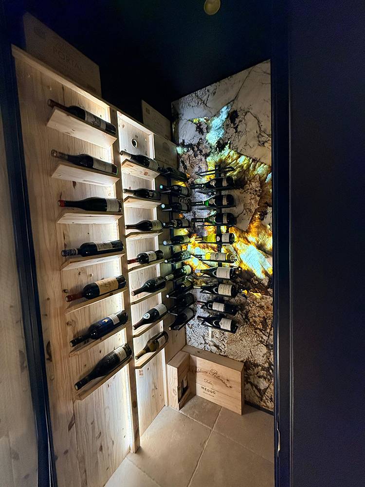 Cave à vin avec bouteilles