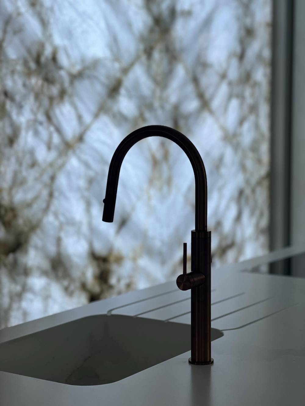 Plan rapproché d'un évier avec mur en marbre en fond